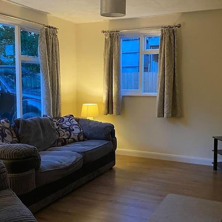 Cheerful 3 Bedroom Bungalow With Indoor Fire Place Gloucester Exterior foto