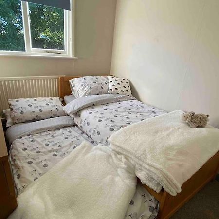 Cheerful 3 Bedroom Bungalow With Indoor Fire Place Gloucester Exterior foto