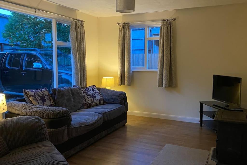 Cheerful 3 Bedroom Bungalow With Indoor Fire Place Gloucester Exterior foto