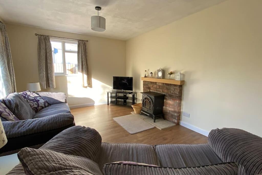 Cheerful 3 Bedroom Bungalow With Indoor Fire Place Gloucester Exterior foto