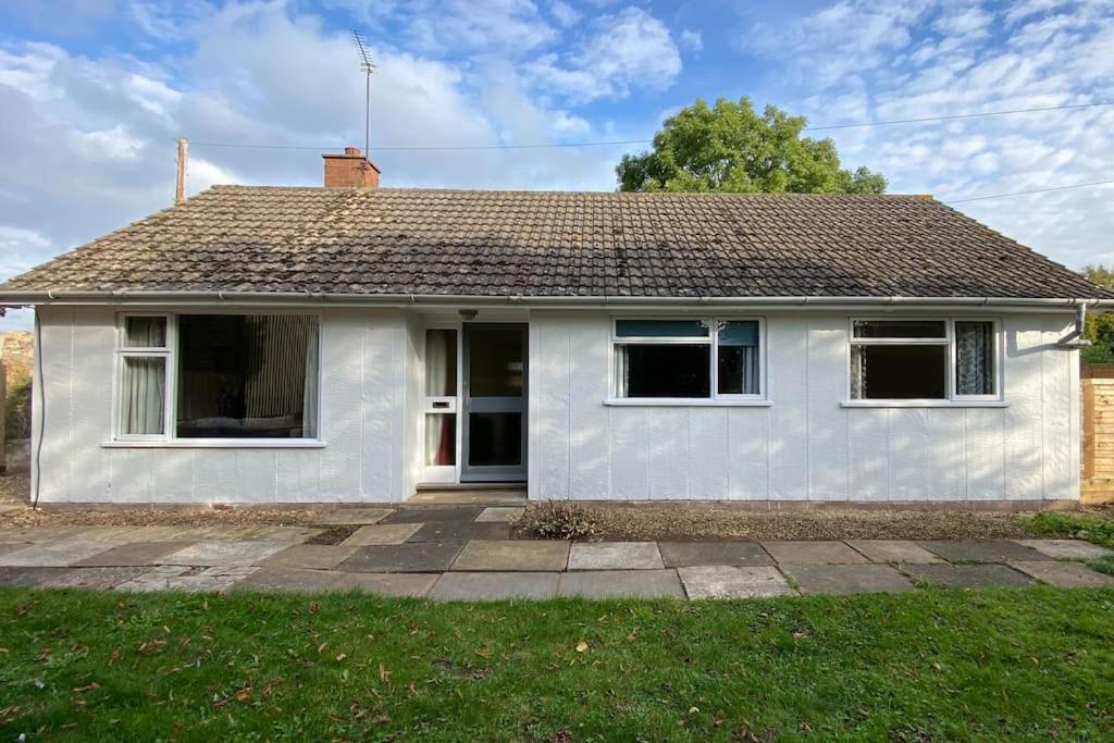 Cheerful 3 Bedroom Bungalow With Indoor Fire Place Gloucester Exterior foto