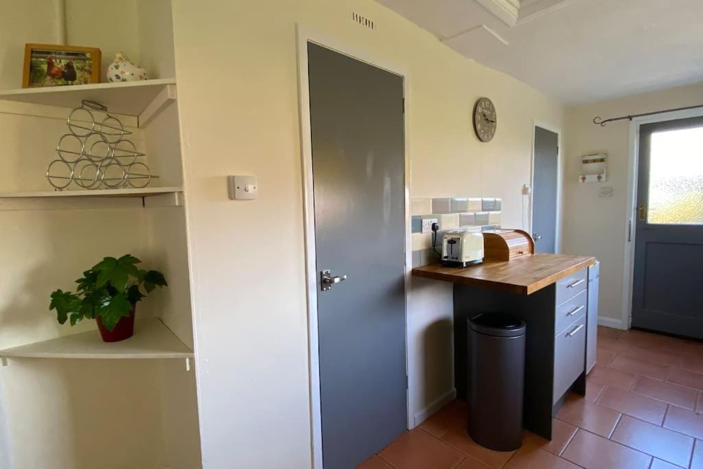 Cheerful 3 Bedroom Bungalow With Indoor Fire Place Gloucester Exterior foto