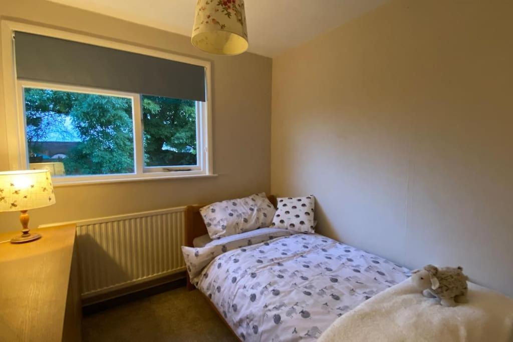 Cheerful 3 Bedroom Bungalow With Indoor Fire Place Gloucester Exterior foto