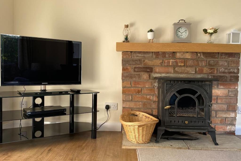 Cheerful 3 Bedroom Bungalow With Indoor Fire Place Gloucester Exterior foto