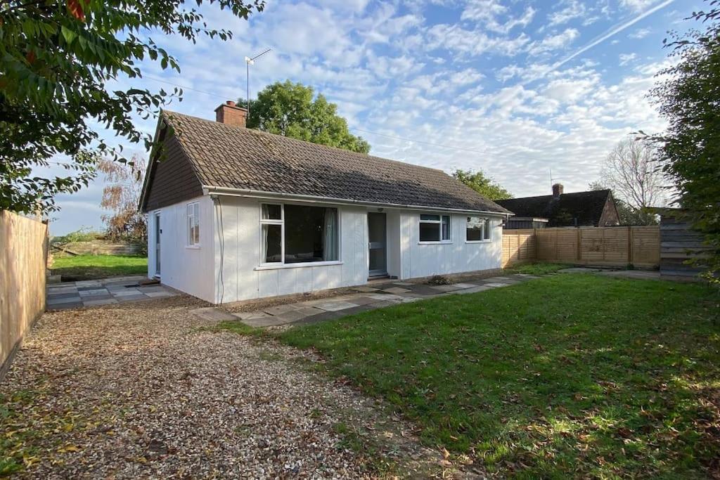 Cheerful 3 Bedroom Bungalow With Indoor Fire Place Gloucester Exterior foto