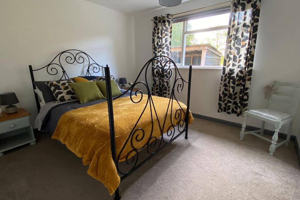 Cheerful 3 Bedroom Bungalow With Indoor Fire Place Gloucester Exterior foto