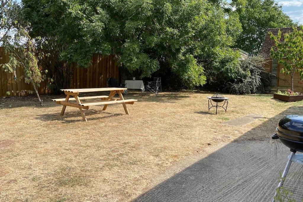 Cheerful 3 Bedroom Bungalow With Indoor Fire Place Gloucester Exterior foto