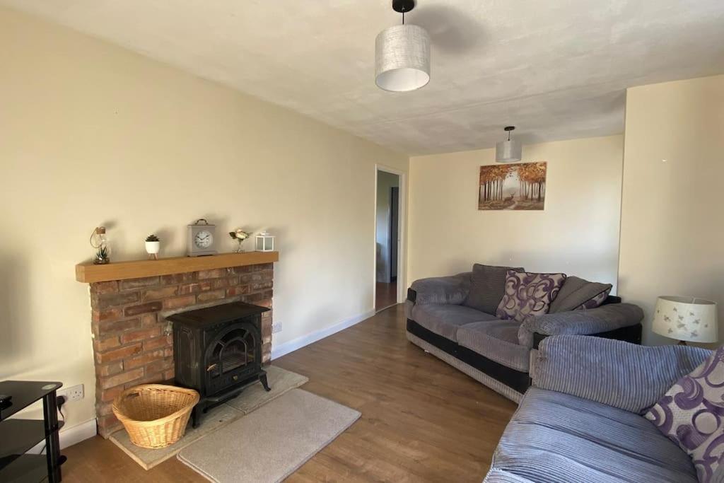 Cheerful 3 Bedroom Bungalow With Indoor Fire Place Gloucester Exterior foto